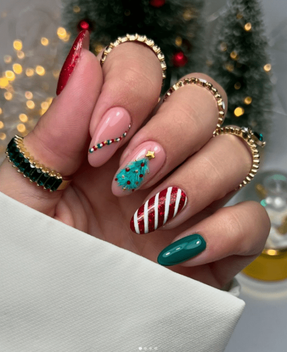 Christmas tree nail art