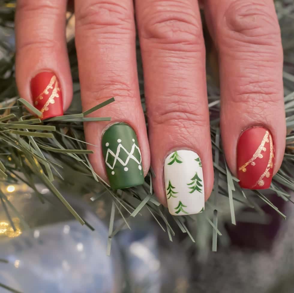 Christmas tree nail art