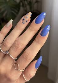 unha decorada azul olho grego
