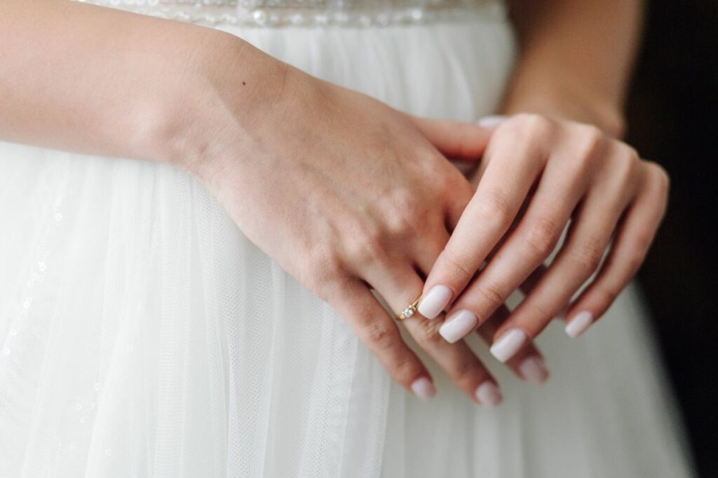 50 Ideias de Unhas de Noiva Delicada e Atuais