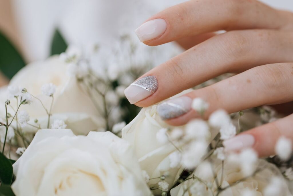 unha decorada branco com prata