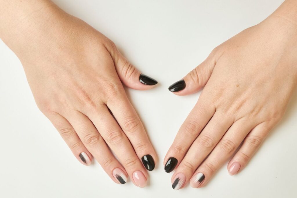 Unhas pretas decoradas