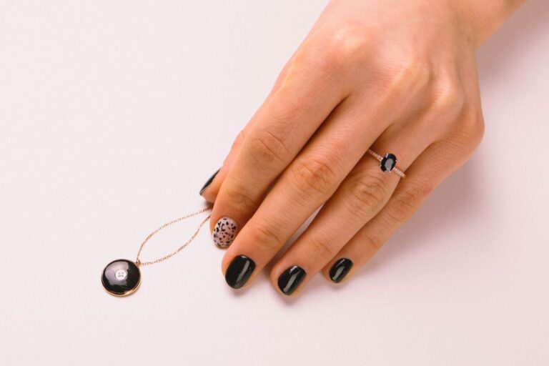 Unhas pretas decoradas