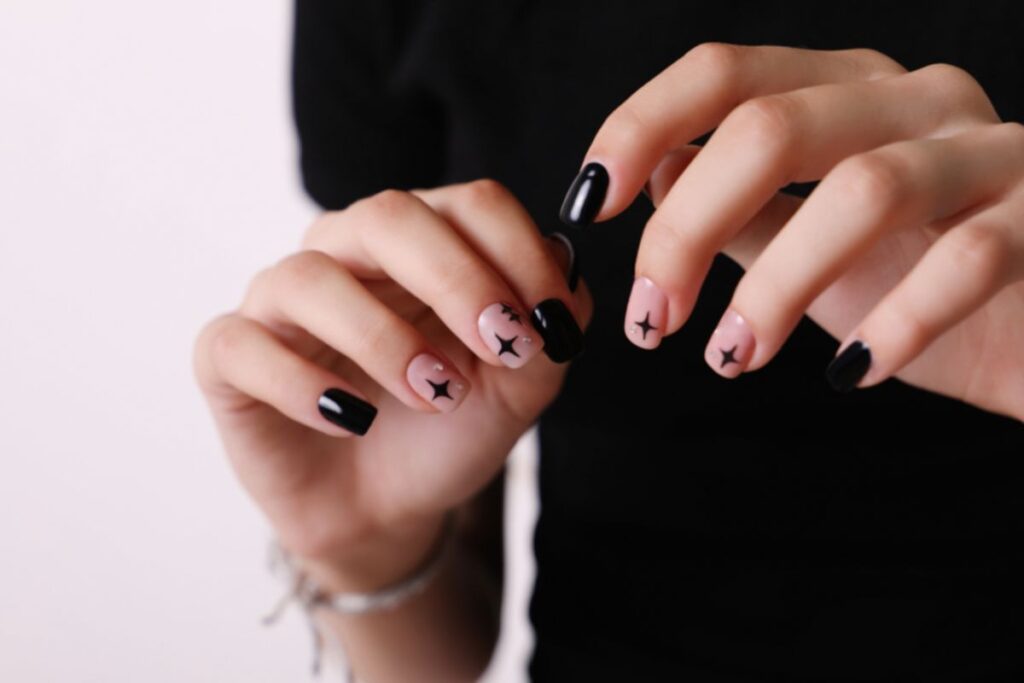 Unha preta simples: uma ideia prática para arrasar sempre Unha preta simples