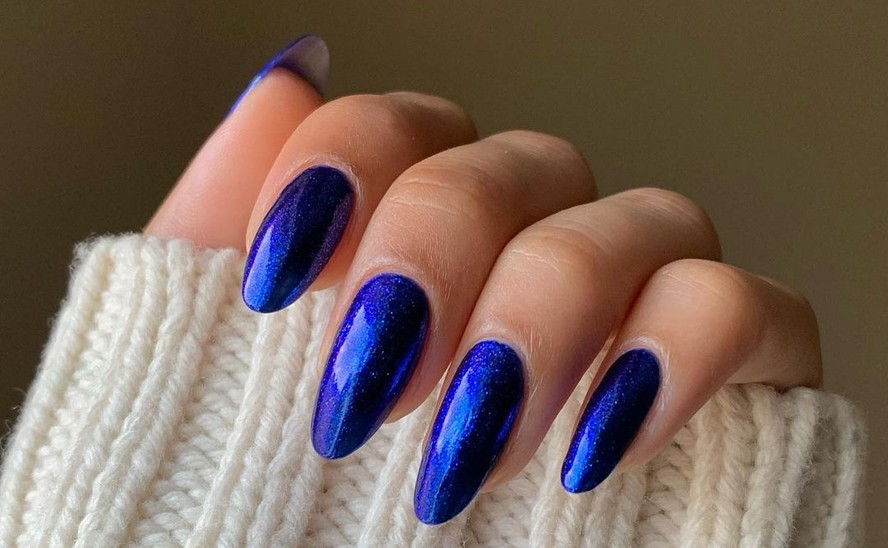 unha decorada azul e vermelho