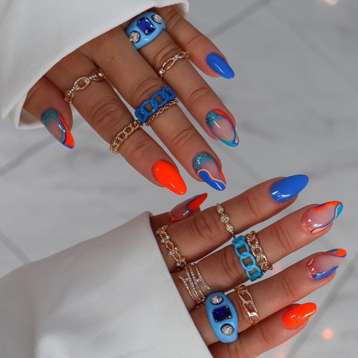 unha decorada azul e vermelho
