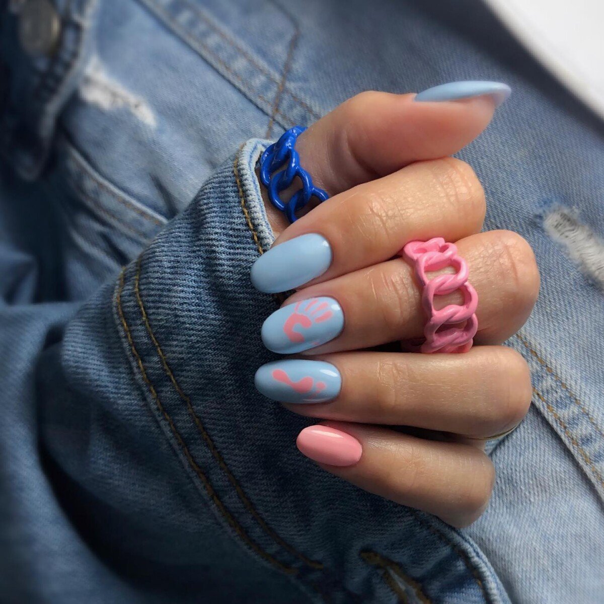 unha decorada azul e rosa