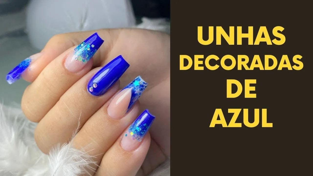 unha decorada azul e vermelho