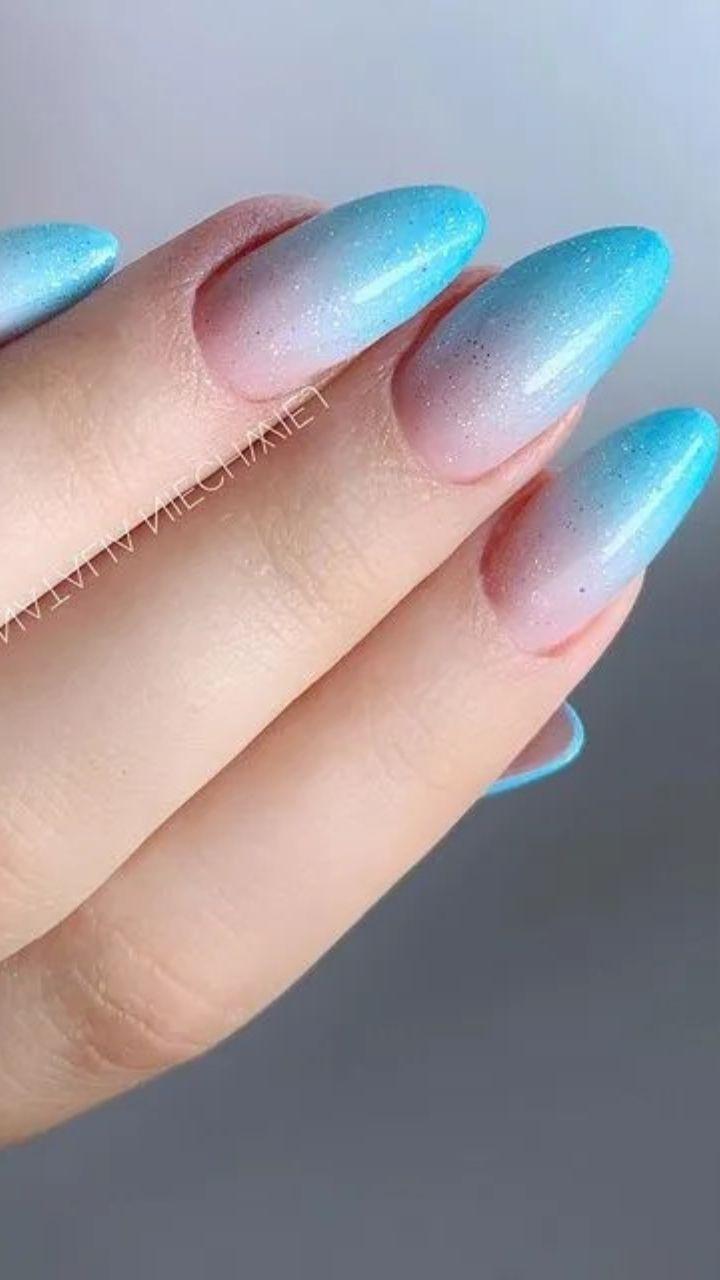 unha decorada azul e rosa