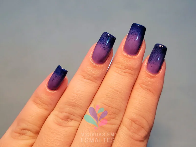 unha decorada azul e rosa