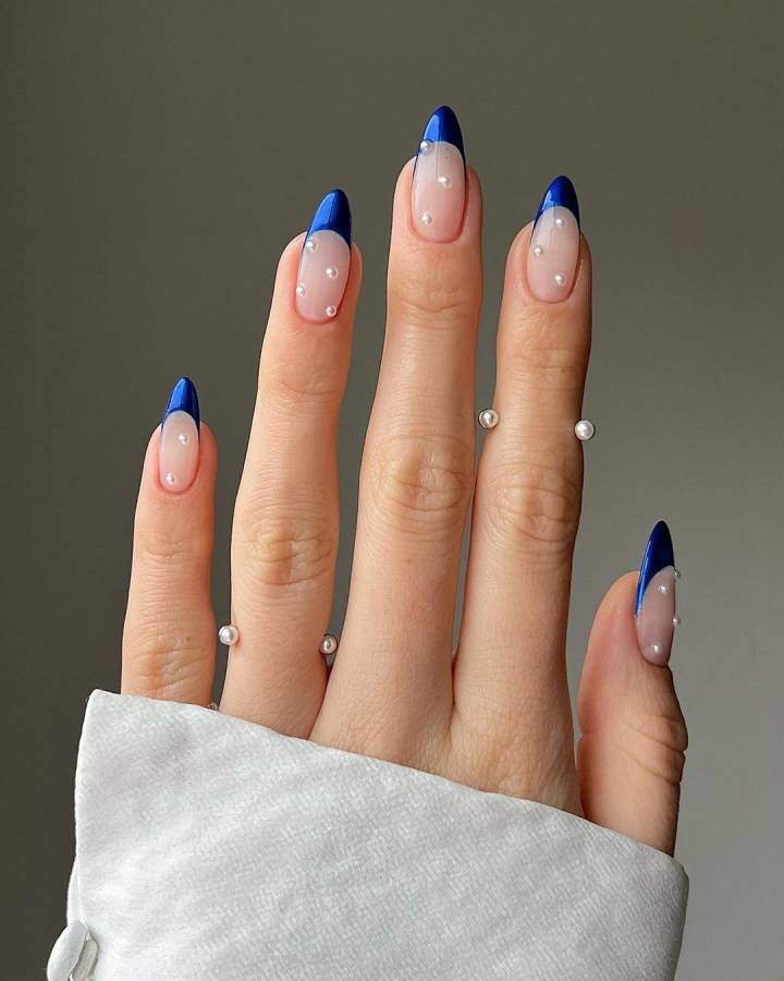 unha decorada azul e vermelho
