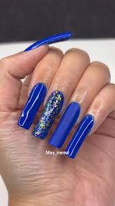 unha decorada azul e vermelho