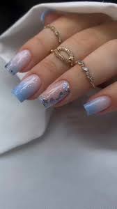 unha decorada azul e rosa