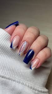 unha decorada azul e vermelho