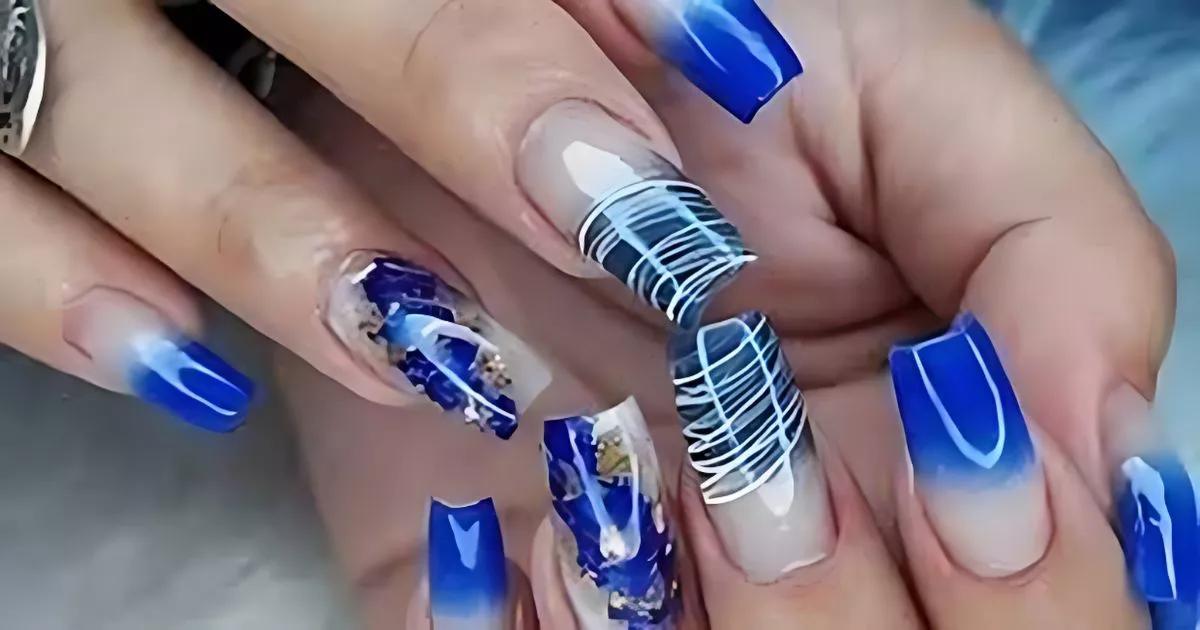 unha decorada azul e vermelho