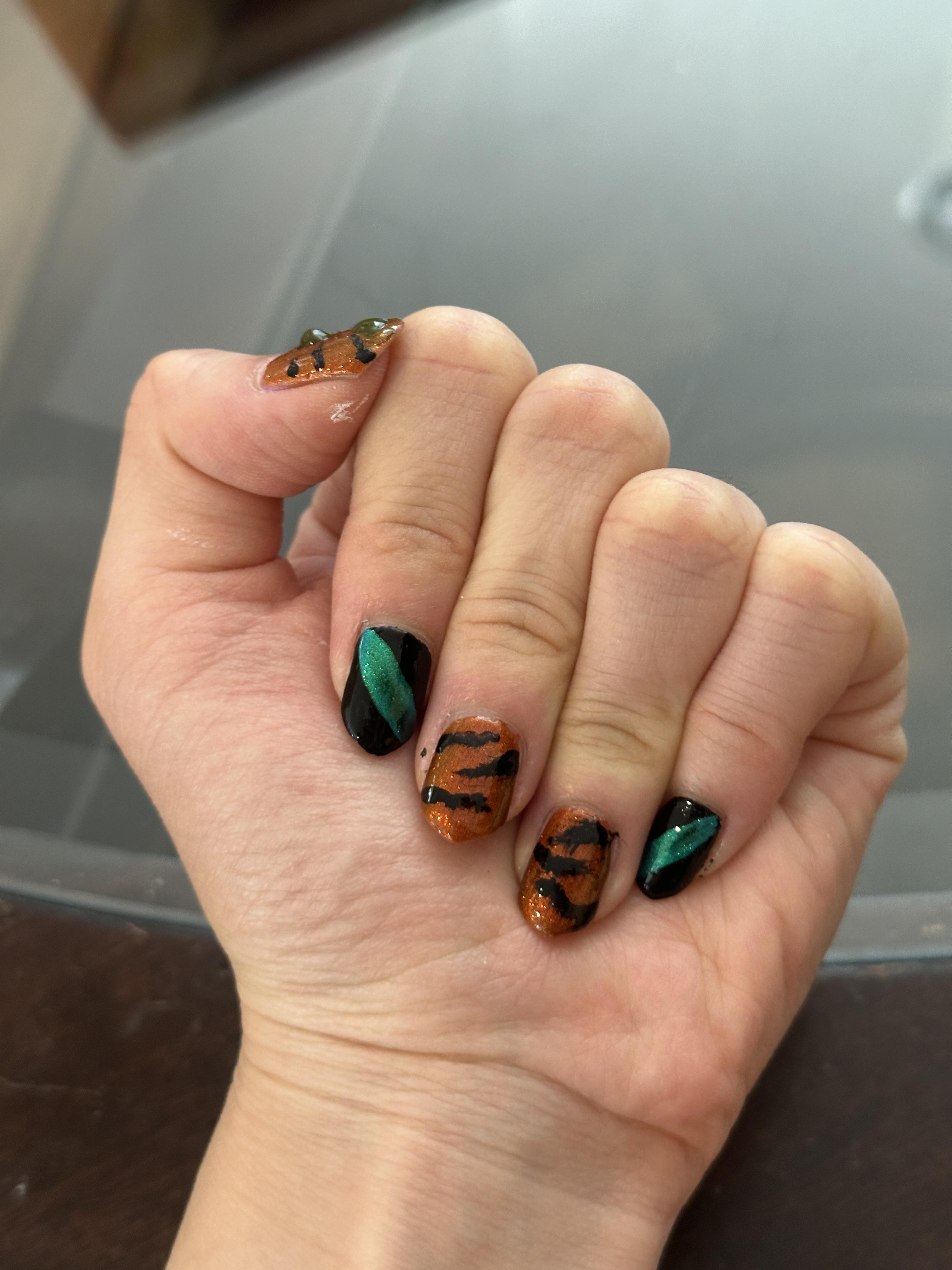 tiger nail art