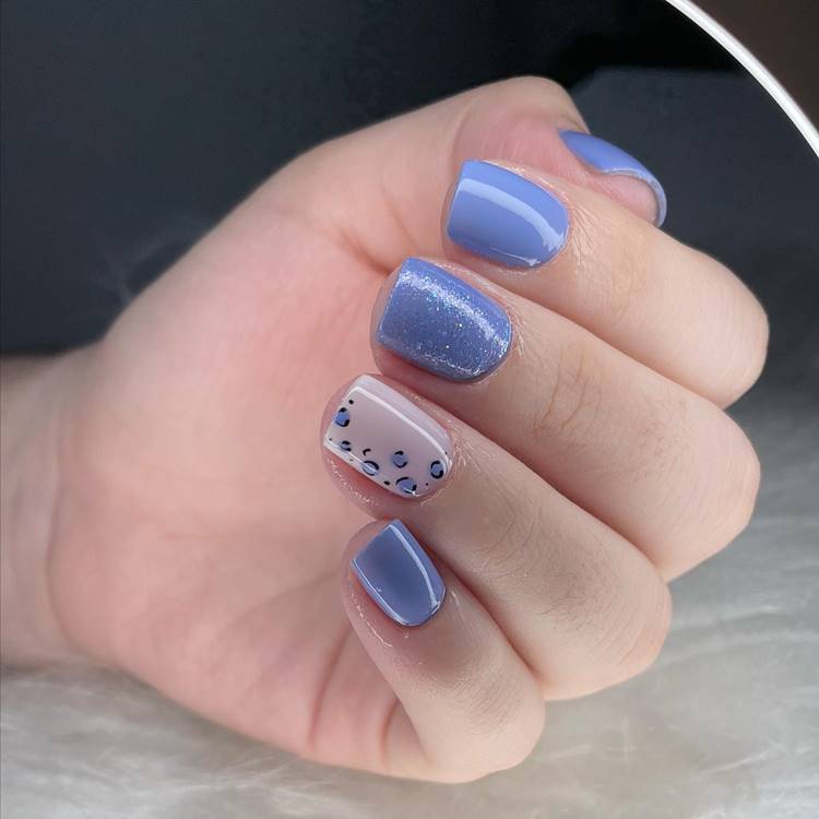 unha decorada azul e rosa