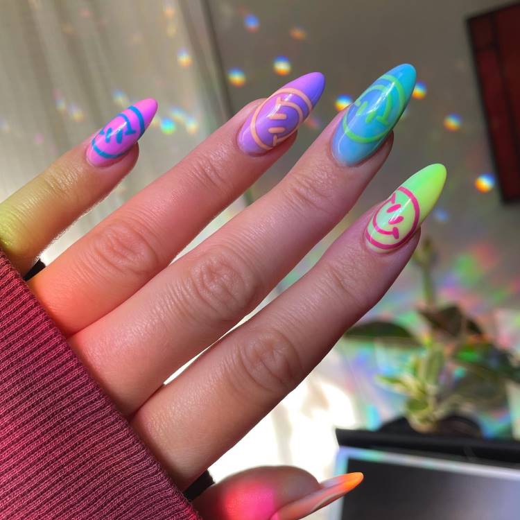 unha decorada azul e rosa