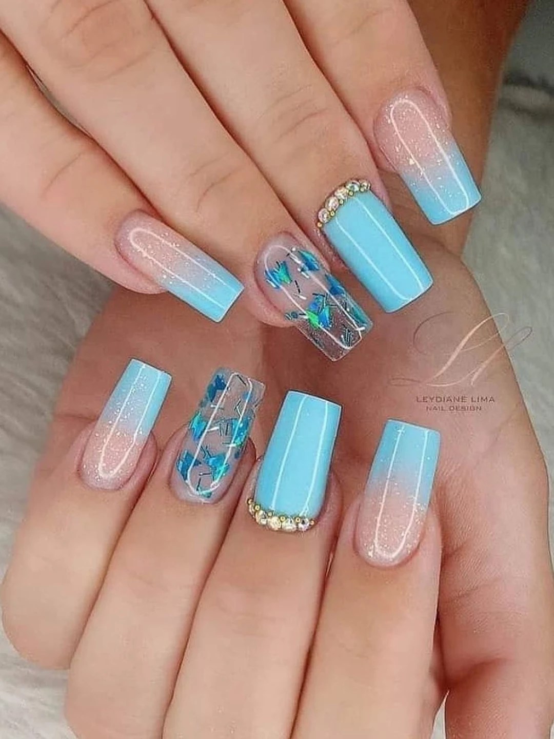 unha decorada azul e rosa