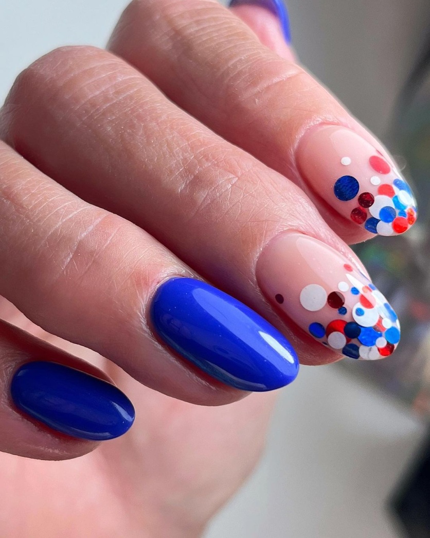 unha decorada azul e vermelho
