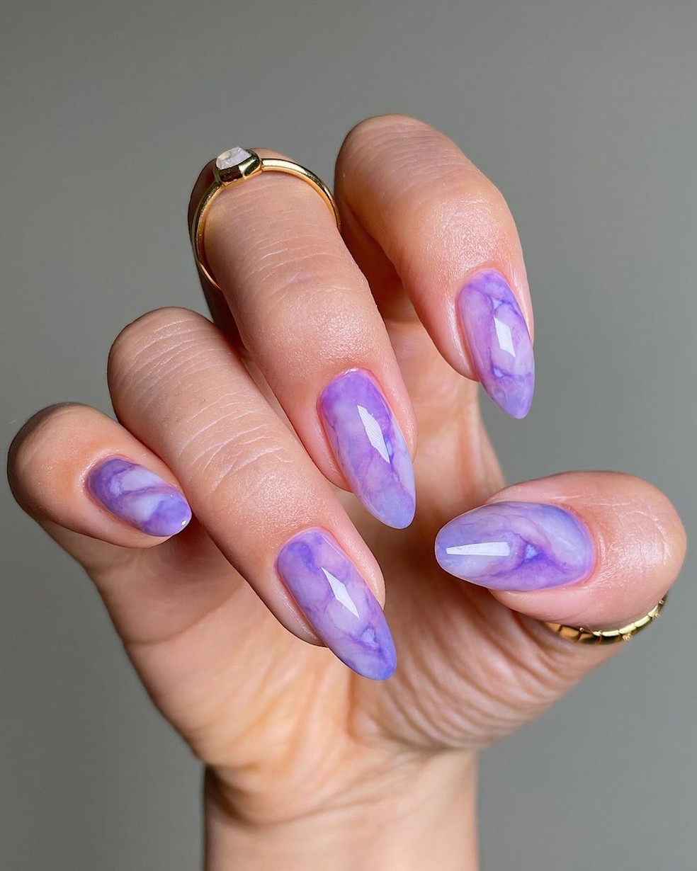 unha decorada azul e rosa