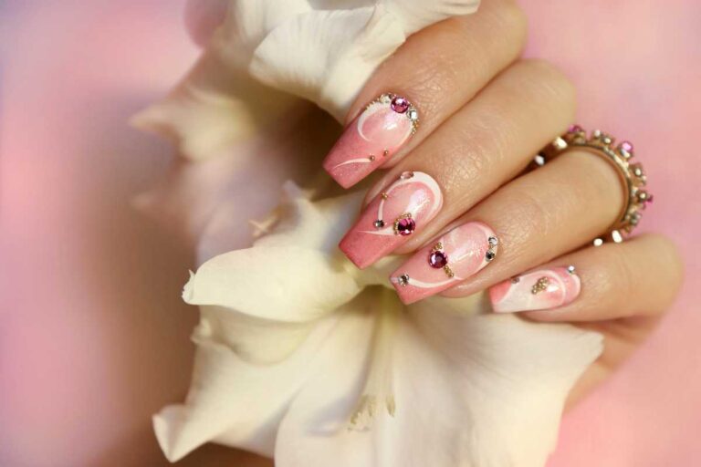 Aposte nessa combinação delicada para unhas lindas e elegantes