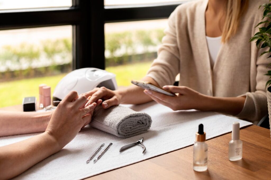 Como Iniciar um Serviço de Manicure a Domicílio Como Iniciar um Serviço de Manicure a Domicílio