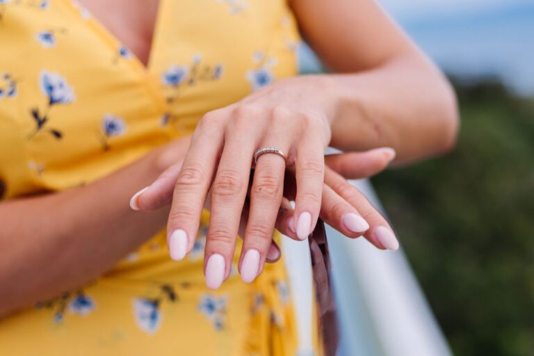 Como deixar a unha natural decorada linda com esmalte em gel