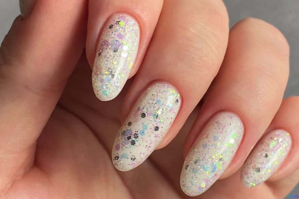 Como esconder lascas nas unhas usando glitter de um jeito fácil