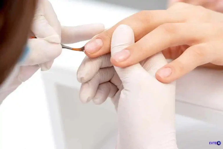 Como fazer seu esmalte durar dias e deixar as unhas impecáveis