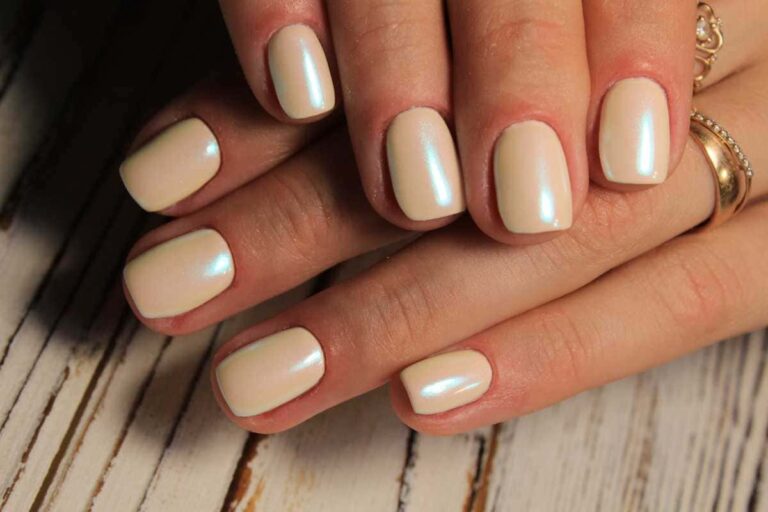 Como manter o esmalte intacto mesmo lavando muita louça
