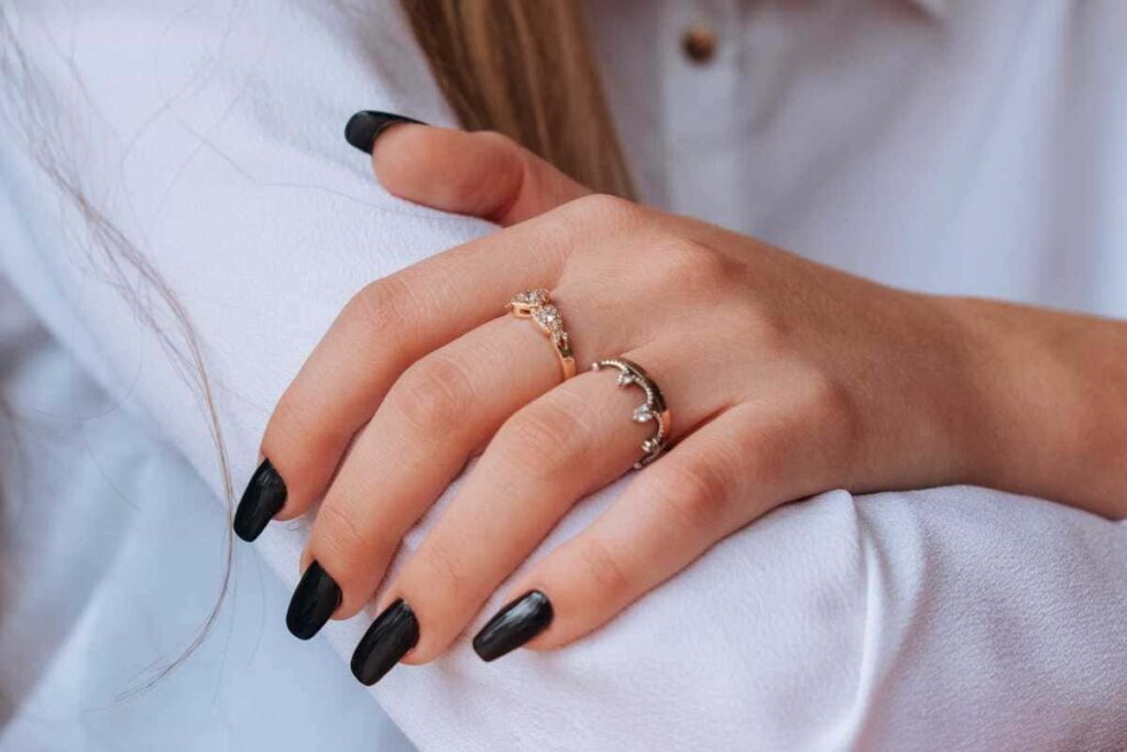 Como tirar esmalte escuro sem ficar com a unha manchada