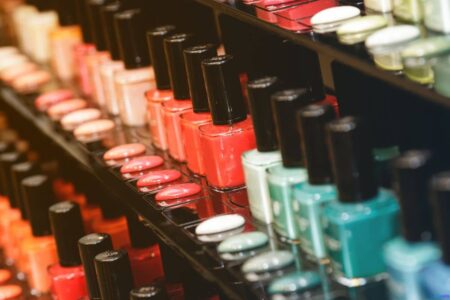 Esmalte coringa: o tom que vai com tudo e faz os dedos parecerem mais longos Esmalte coringa: o tom que vai com tudo e faz os dedos parecerem mais longos