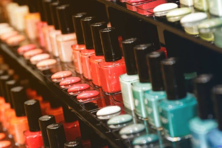 Esmalte coringa: o tom que vai com tudo e faz os dedos parecerem mais longos