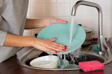 Esmalte intacto por dias: truques simples para unhas de quem lava louça Esmalte intacto por dias: truques simples para unhas de quem lava louça