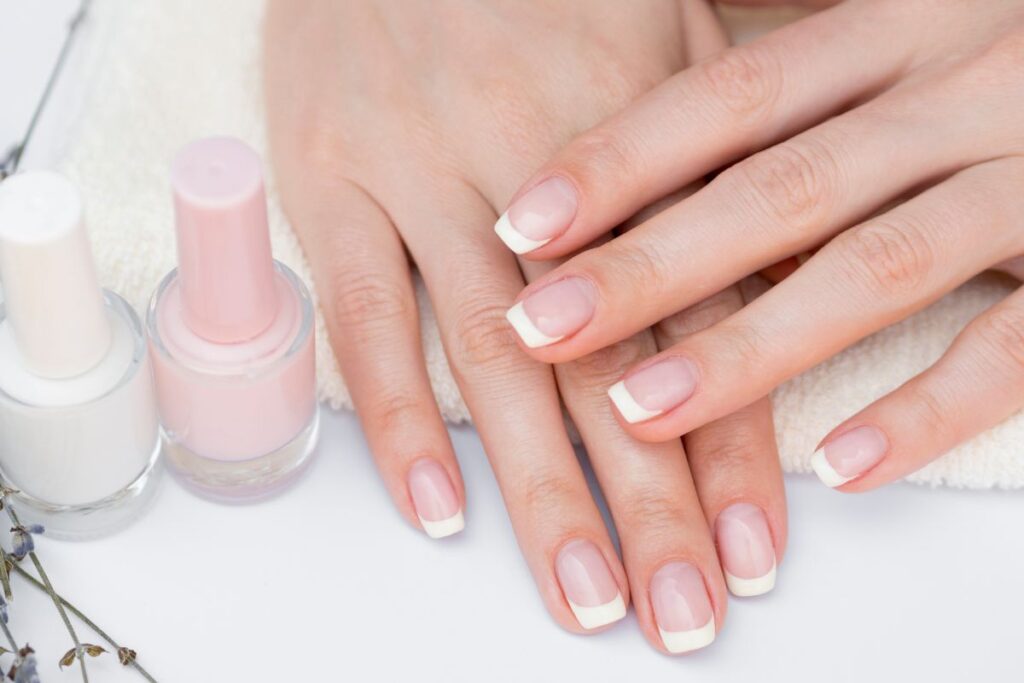 Francesinha branca: o truque para unhas delicadas e marcantes Francesinha branca