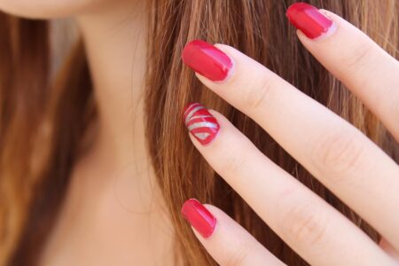 Lâmpada de secar esmalte: veja o alerta importante para suas unhas Lâmpada de secar esmalte: veja o alerta importante para suas unhas