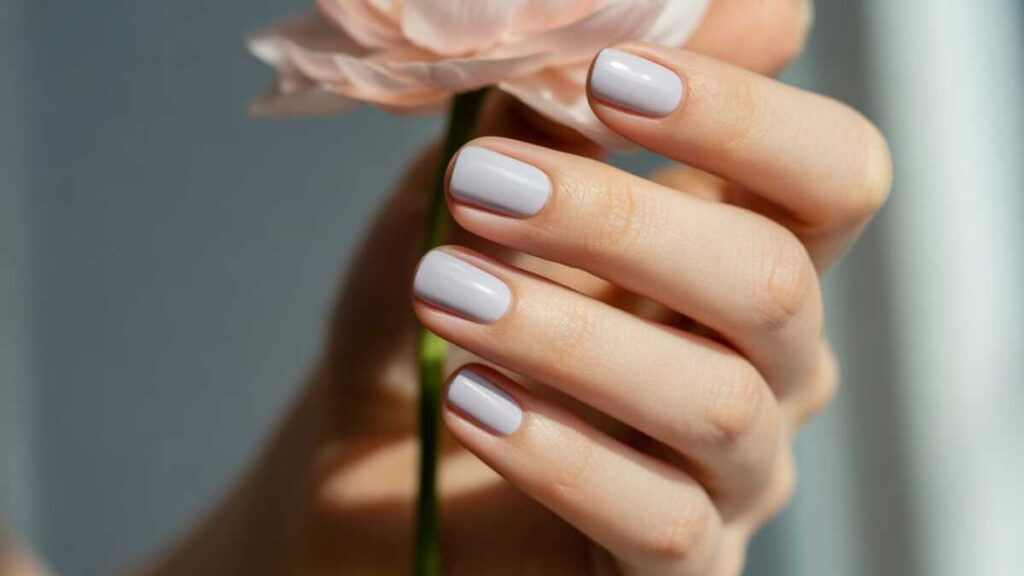 O esmalte delicado que deixa as unhas lindas sem esforço O esmalte delicado que deixa as unhas lindas sem esforço