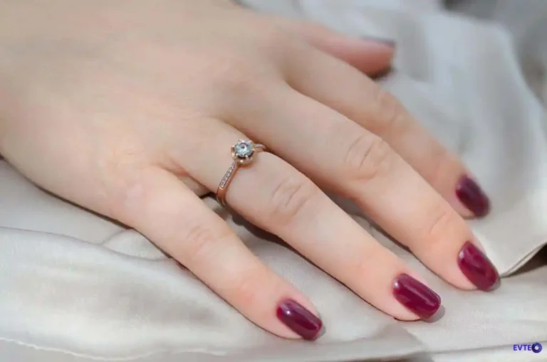 O esmalte vinho da Avon que fica lindo e não descasca fácil