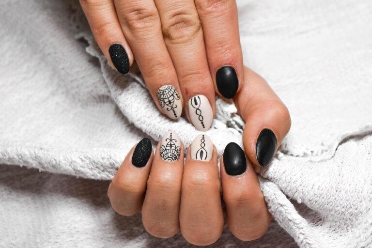 O que roer as unhas pode causar no seu cabelo (e como evitar)
