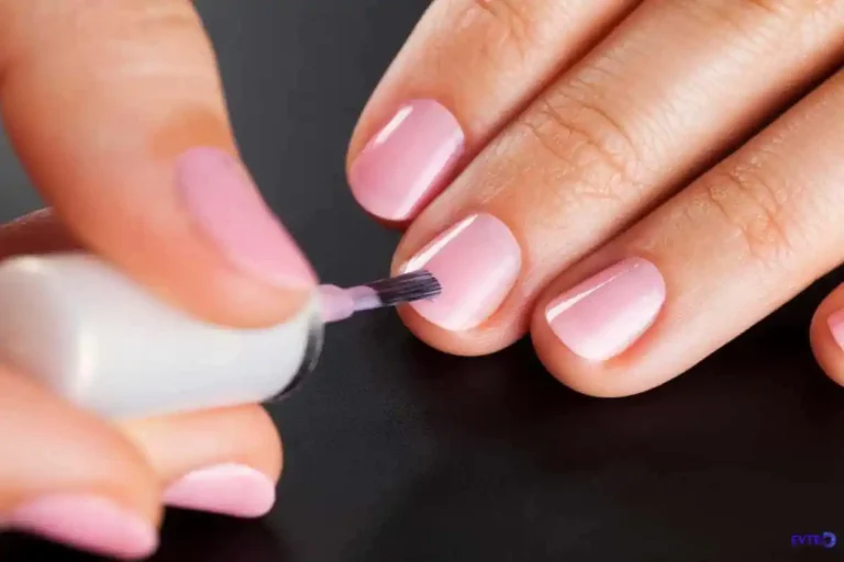 O truque fácil para o esmalte durar mais sem descascar rápido