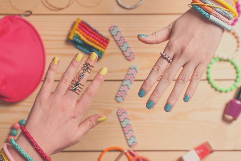 Tipos de Unha Decorada Colorida: Dicas para um Visual Alegre! Unha Decorada Colorida