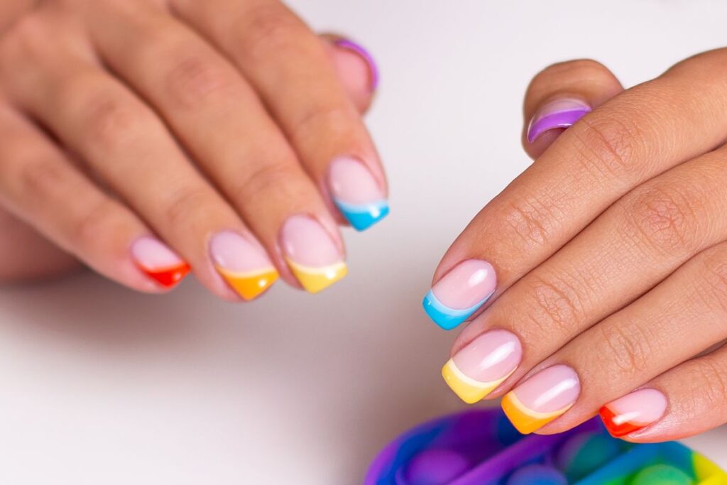 Francesinha colorida: um jeito fácil de dar vida às unhas Unha Decorada Francesinha Colorida