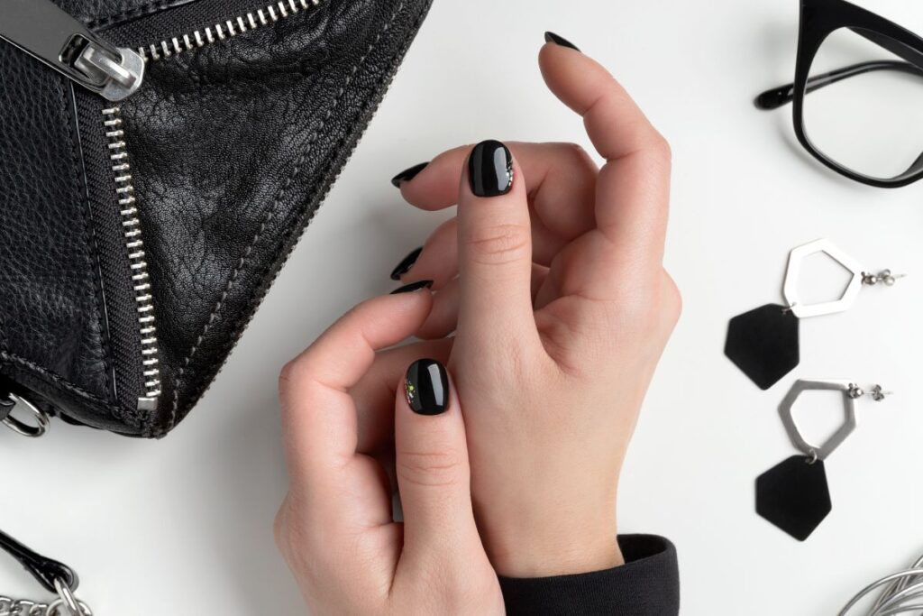 Unha Decorada Preta Delicadas: Minimalismo com Um Toque de Mistério! Unha Decorada Preta Delicadas