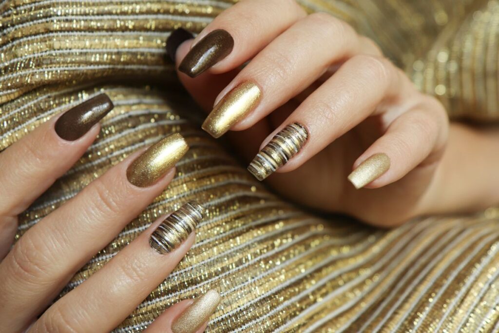 Unha com folha de ouro: truque simples para um toque elegante Unha com folha de ouro