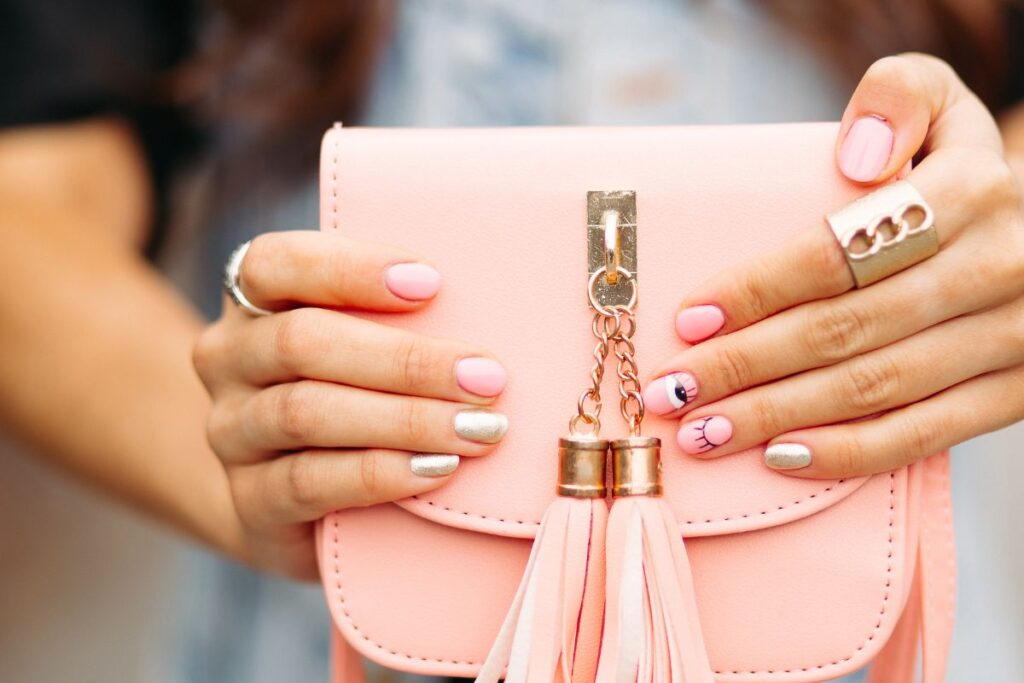 Unha com olho grego: charme e proteção em cada detalhe