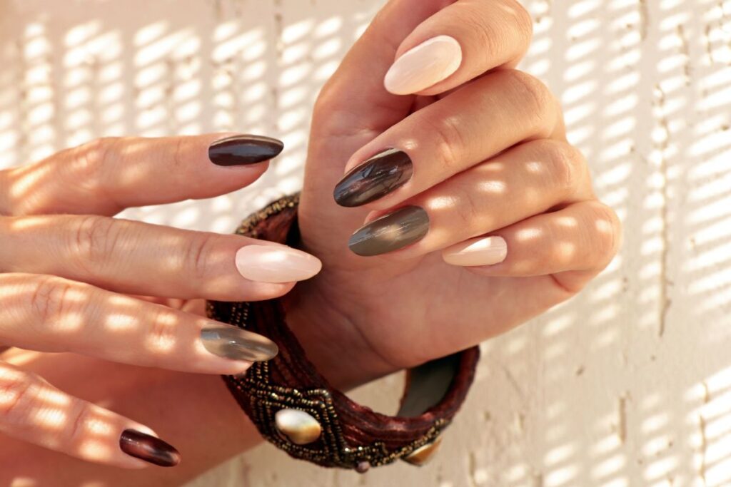 Unhas marrom com rosa