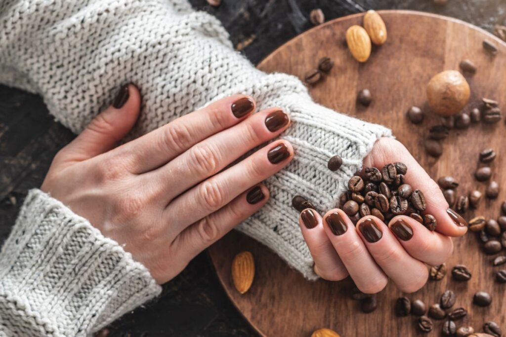 Unha decorada marrom: charme simples para o dia a dia Unha decorada marrom