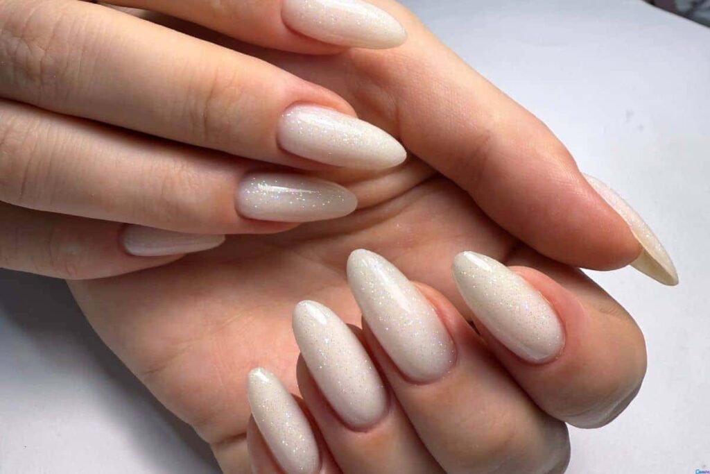 Unha em gel branca com glitter: truque fácil pra brilhar muito Unha em gel branca com glitter: truque fácil pra brilhar muito