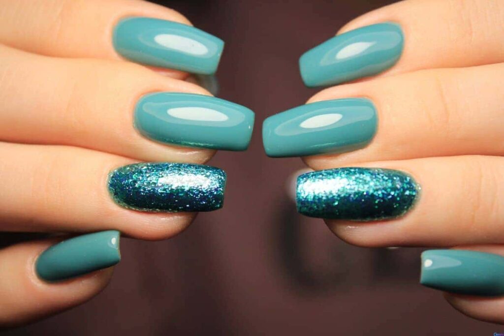 Unha em gel com glitter degradê: como conseguir o efeito delicado